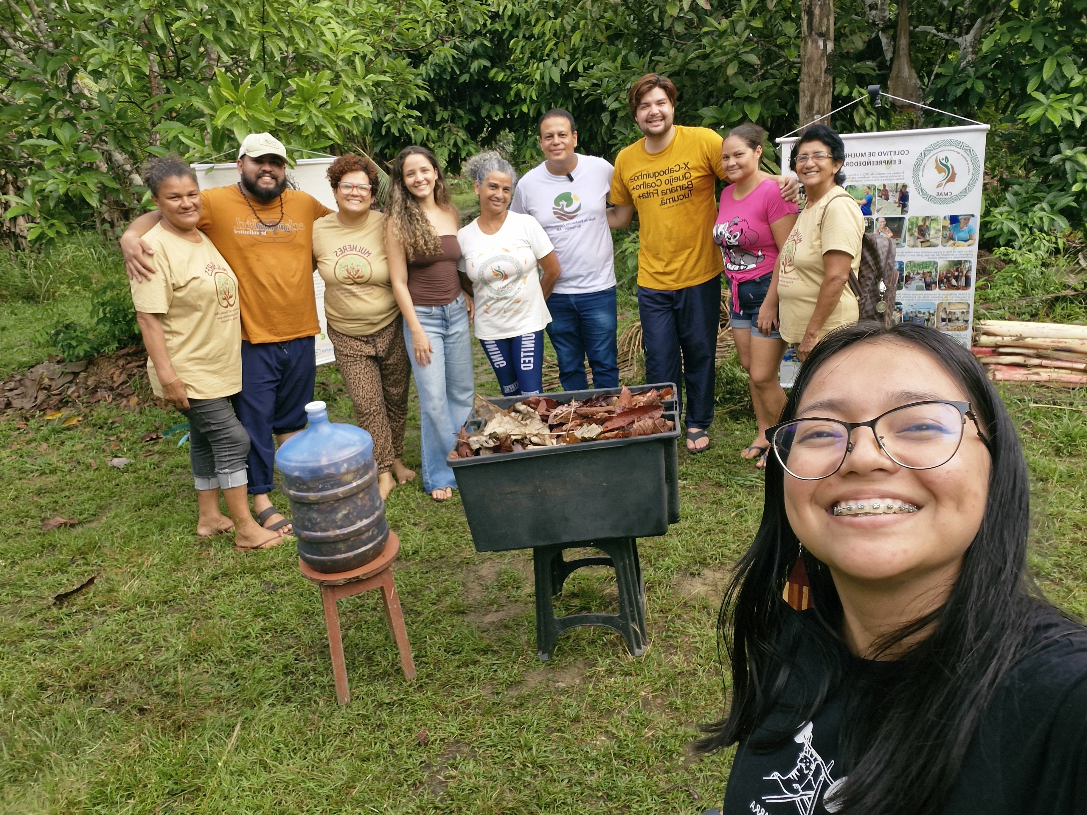 Mulheres agricultoras e equipe do VIDAR em registro de campo